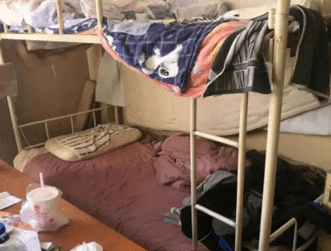 女子醉酒在樓道被男生撿走_(dá)男生打呼嚕太吵被室友抬至樓道_樓道打膠掃樓吧