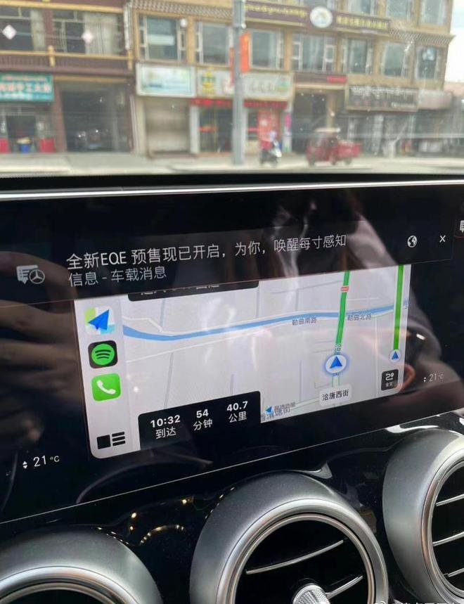 奔馳汽車中控屏上推送廣告無(wú)縫不入，或?qū)㈥P(guān)閉的話