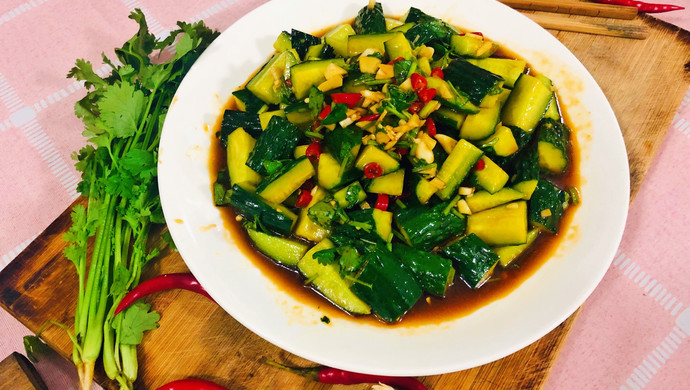 這道美食叫做酸辣黃瓜，吃起來又酸又辣，酸辣脆嫩