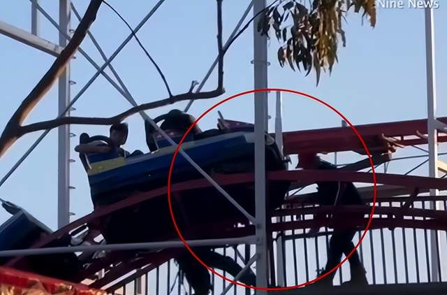 女子當孩面撿手機_女子撿手機摔碎_女子翻入過山車軌道撿手機被撞飛