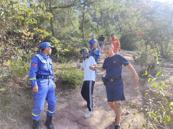 兩女子爬山被困400米高懸崖_女子墜百米懸崖掛樹枝躲過一劫_爬山作文400字