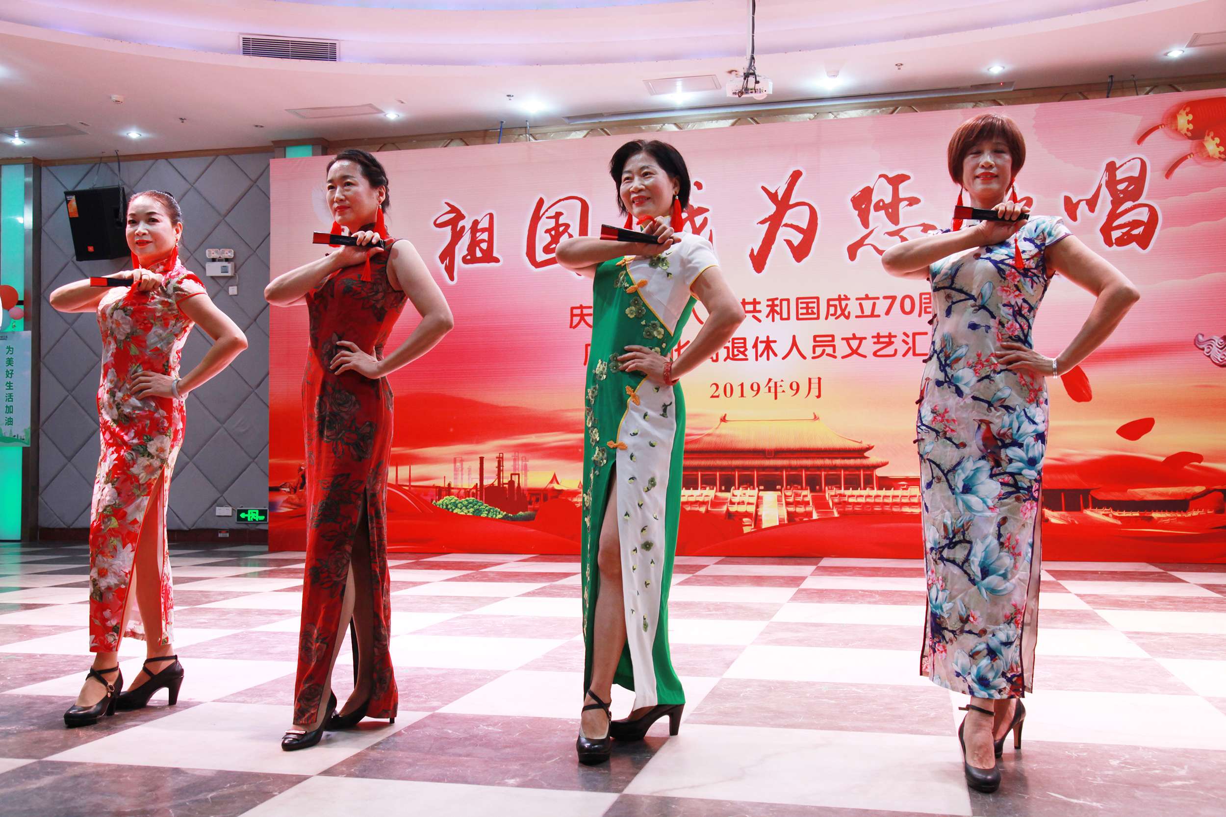 奶奶退休后做模特_淘寶模特天天奶奶_我和奶奶媽媽做