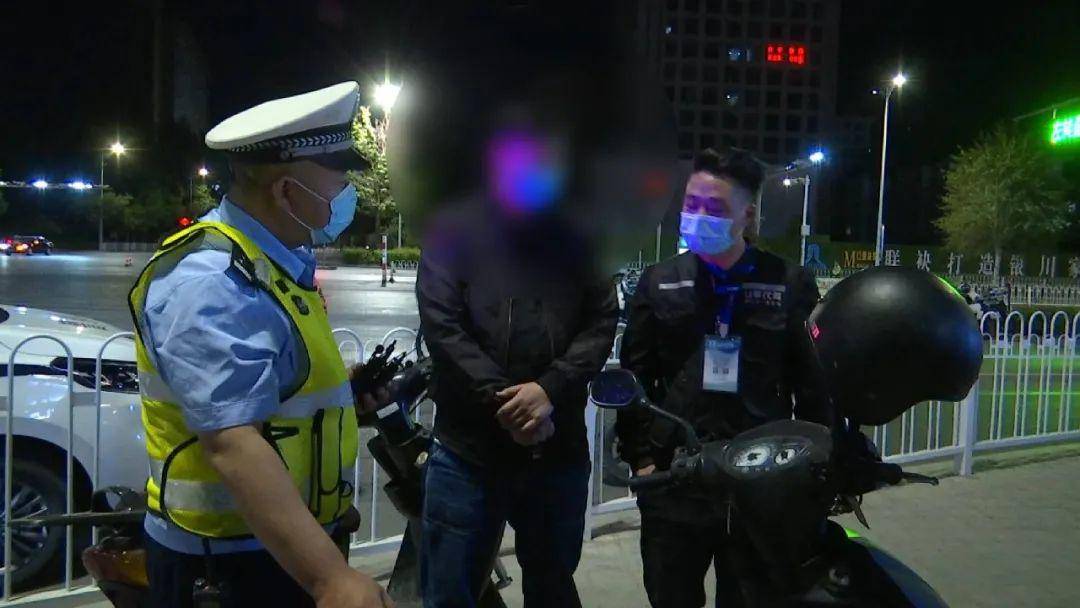 周口韓胖子酒駕撞交警_男子酒駕沖卡撞飛交警：大不了賠命_男子騎電動酒駕撞豪車
