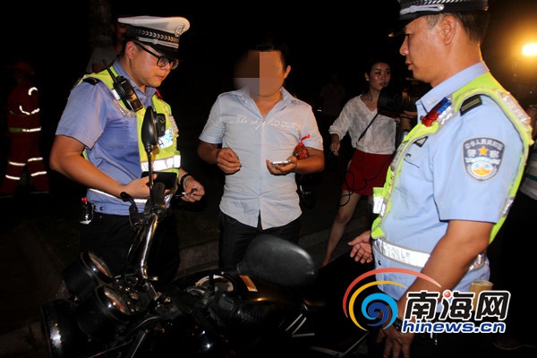 男子騎電動酒駕撞豪車_男子酒駕沖卡撞飛交警：大不了賠命_周口韓胖子酒駕撞交警