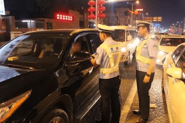 交警查酒駕男子騎馬_交警查酒駕行動駕駛員沖卡_男子酒駕沖卡撞飛交警：大不了賠命
