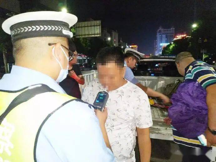 交警查酒駕行動駕駛員沖卡_交警查酒駕男子騎馬_男子酒駕沖卡撞飛交警：大不了賠命