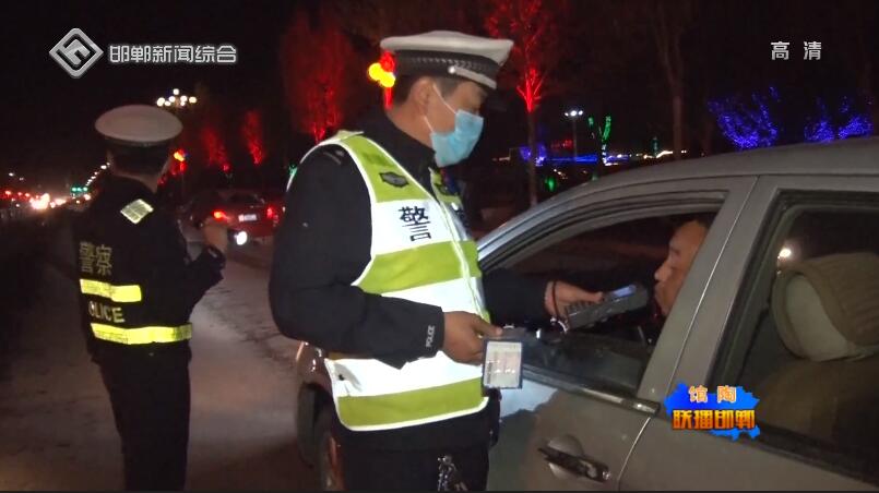 交警查酒駕男子騎馬_男子酒駕沖卡撞飛交警：大不了賠命_交警查酒駕行動駕駛員沖卡
