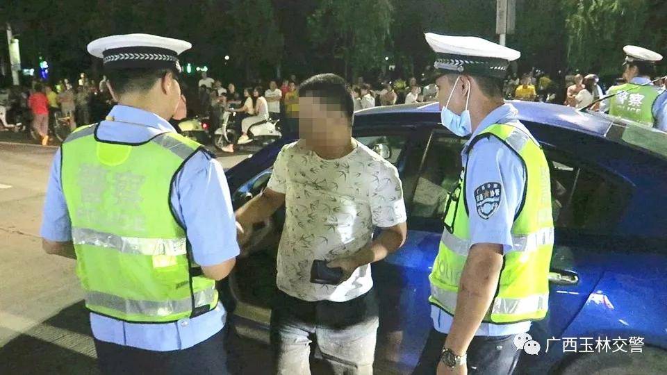交警查酒駕男子騎馬_交警查酒駕行動駕駛員沖卡_男子酒駕沖卡撞飛交警：大不了賠命