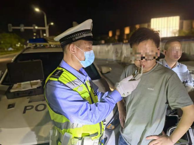 交警查酒駕男子騎馬_交警查酒駕行動駕駛員沖卡_男子酒駕沖卡撞飛交警：大不了賠命