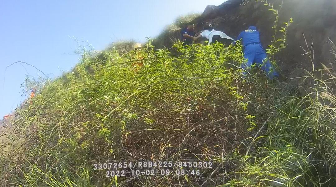 女子被推下懸崖_兩女子爬山被困400米高懸崖_夢見爬山,懸崖峭壁上