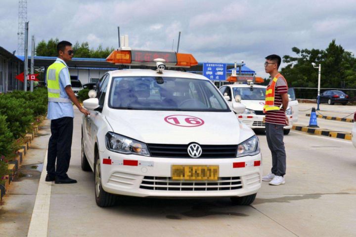 汽車靠邊停車技巧_機場小強停車靠譜嗎_靠馬路牙子停車視頻