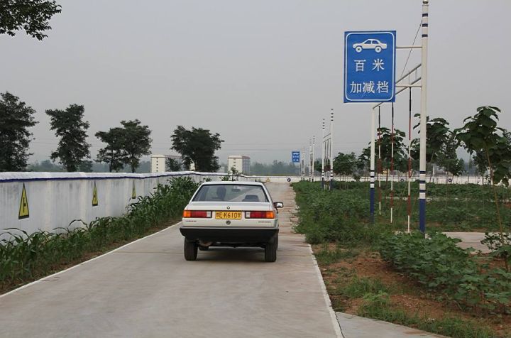 靠馬路牙子停車視頻_汽車靠邊停車技巧_機場小強停車靠譜嗎