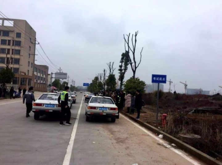 汽車靠邊停車技巧_機場小強停車靠譜嗎_靠馬路牙子停車視頻
