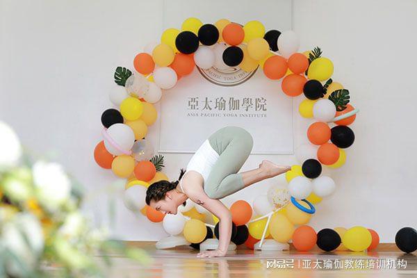 在上海做一個瑜伽館教練還是非常受歡迎的。。
