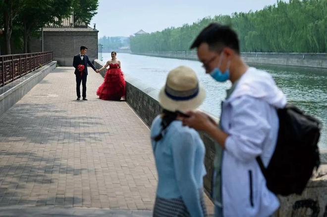 視頻出席自己婚宴當事人舉辦了婚禮_確認出席婚宴人數短信_男方出席女方婚宴