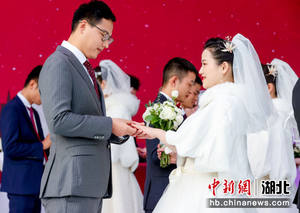 國慶7天趕8場婚禮_寶寶1天陪博士父母趕2場畢業禮e_新人國慶辦婚禮
