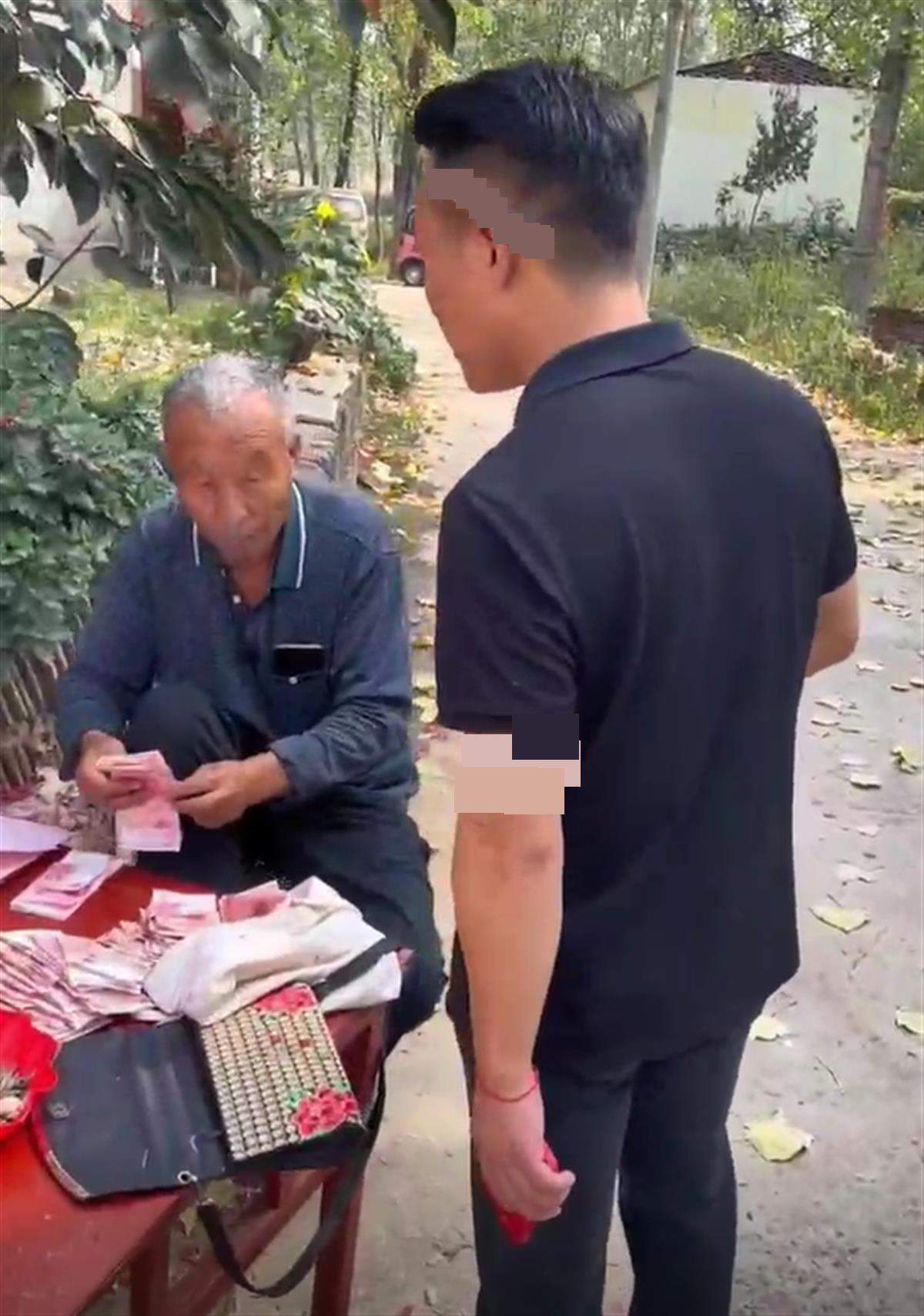 兩個小伙子參加朋友婚禮隨完份子錢才發(fā)現(xiàn)走錯了院子
