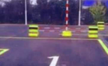 
倒車入庫考試時，學(xué)員總會緊張害怕，擔(dān)心考試過不了
