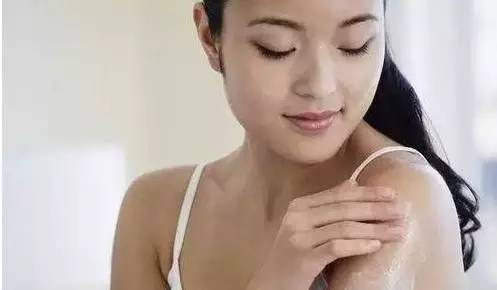 隔離霜正確涂抹手法_正確涂抹防曬霜的手法_防曬霜正確的涂抹方法