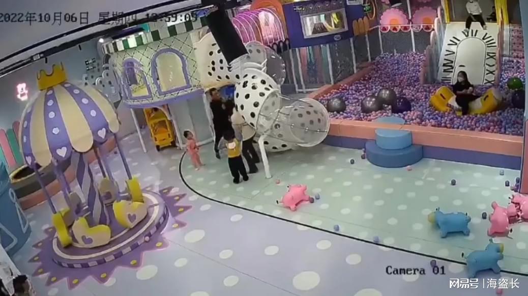 淄博張店開奧迪女子當街掌摑開雪佛蘭男子_男子為什么瘋狂掌摑親生母親_孩子起摩擦 男子掌摑別家小孩媽媽