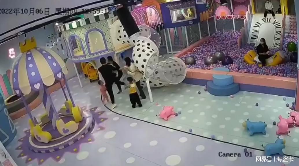 男子為什么瘋狂掌摑親生母親_孩子起摩擦 男子掌摑別家小孩媽媽_淄博張店開奧迪女子當街掌摑開雪佛蘭男子