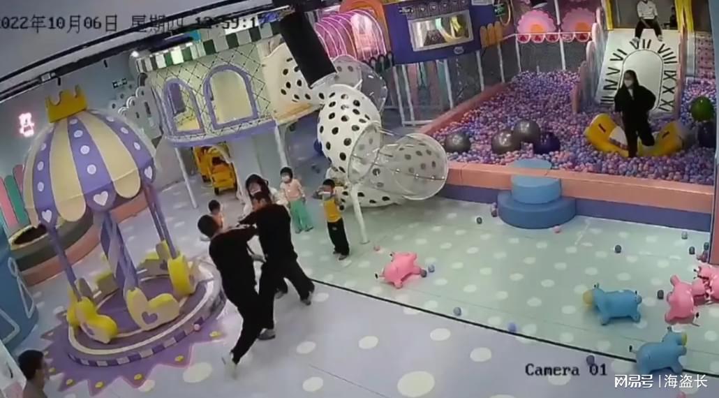 淄博張店開奧迪女子當街掌摑開雪佛蘭男子_孩子起摩擦 男子掌摑別家小孩媽媽_男子為什么瘋狂掌摑親生母親