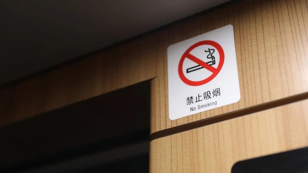 飛機高鐵能不能抽電子煙_女子坐高鐵抽電子煙 官方回應_初中2021女子抽電子煙視頻