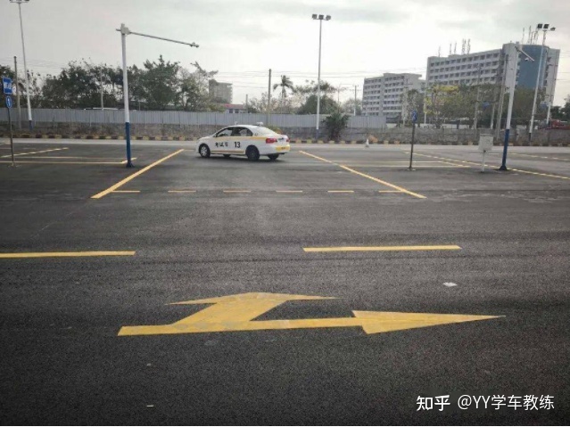 倒車入庫的技巧及直角轉(zhuǎn)彎要求，你知道嗎？