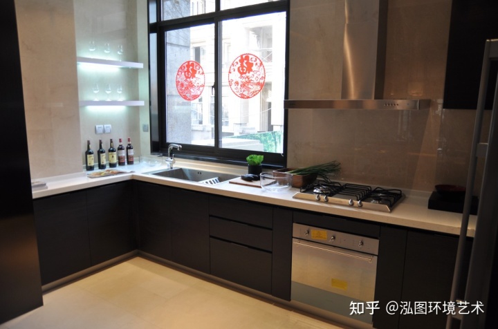 客廳門(mén)偏對(duì)廚房們的風(fēng)水知識(shí)_廚房廚柜顏色風(fēng)水知識(shí)大全_農(nóng)村廚房風(fēng)水知識(shí)大全