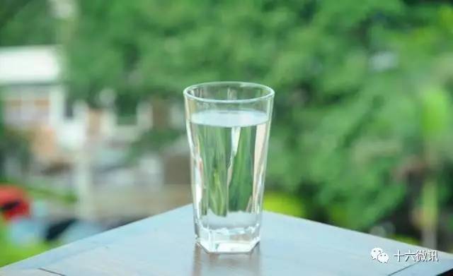 女人每天喝6—8杯水250ML/杯(組圖)