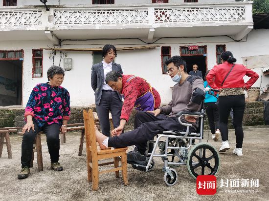 甘宇回到四川大竹老家照了全家福_烈士骨灰回到老家視頻_四川大竹