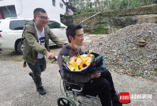 甘宇回到四川大竹老家照了全家福_四川大竹_烈士骨灰回到老家視頻
