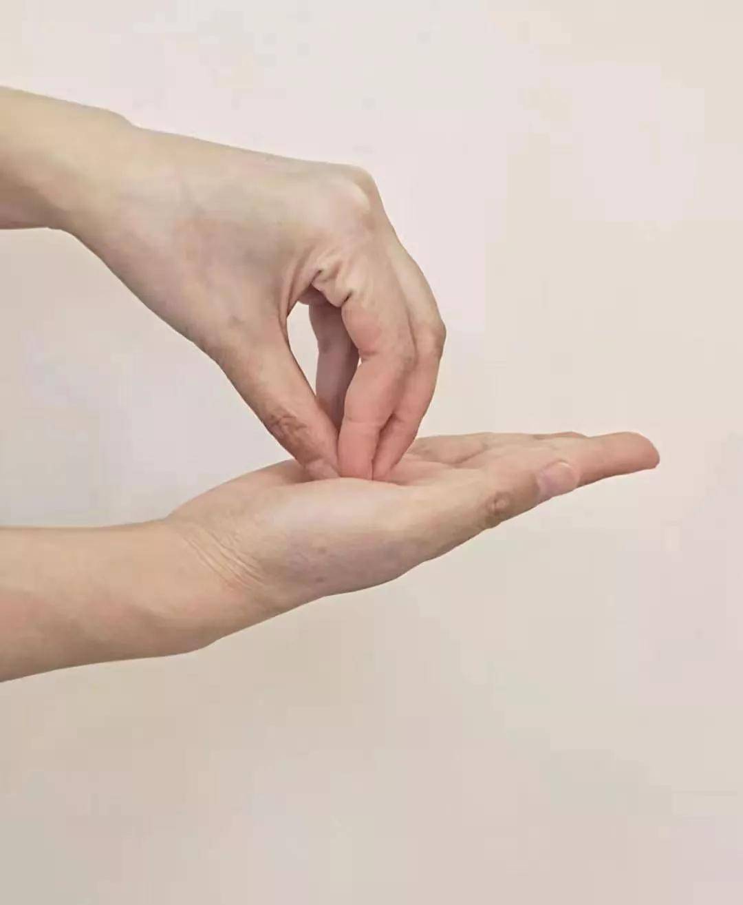 女生打架時,總被抓住手腕、后編..