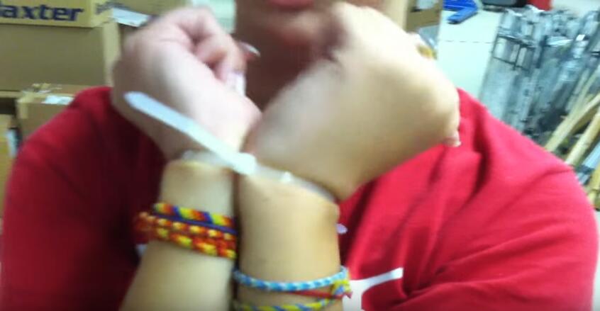 反梱綁美女雙手視頻大全_抖音雙手打結(jié)方法圖解_反綁雙手方法圖解