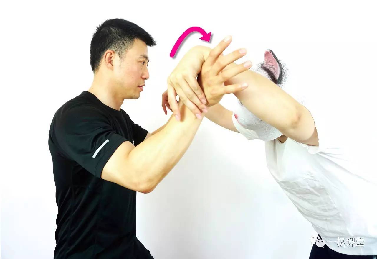 抖音雙手打結(jié)方法圖解_反梱綁美女雙手視頻大全_反綁雙手方法圖解