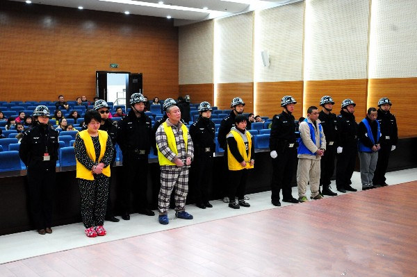 受害家屬砍死肇事司機_美殺17人槍手未獲死刑 受害家屬怒了_何天帶獲死刑立即執行
