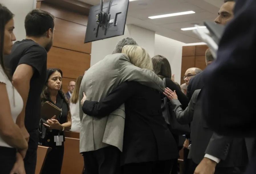 美國殺17人槍手未被判死刑受害學生家屬憤怒抗議