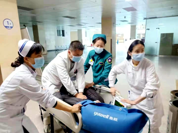男子突發心臟驟停送醫后接診醫生們堅持心臟復蘇成功