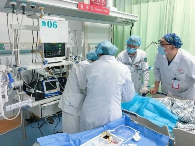 男子心跳停1小時醫生持續搶救成功_成功 搶救沒了心跳_有心跳無呼吸搶救方式