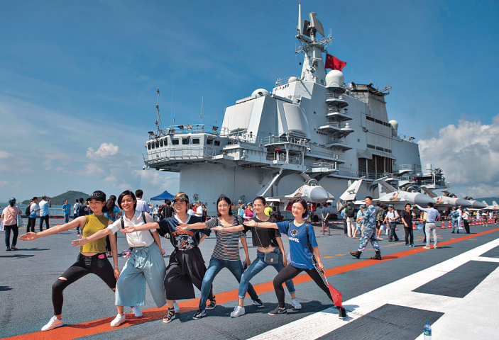 
遼寧艦舉行第二日公眾開放日熱情絲毫沒有減退(圖)