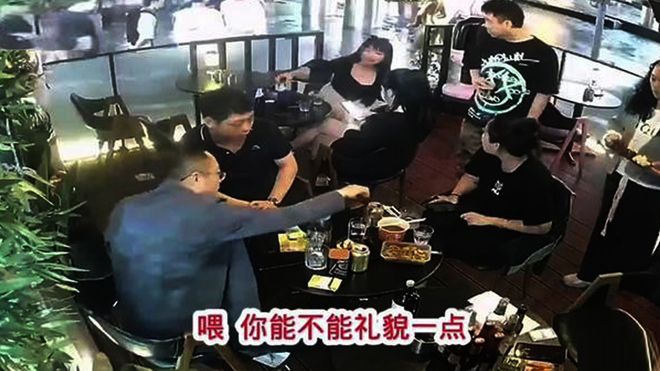 警方破獲短信騷擾黃色_男子酒吧騷擾鄰桌女生 警方回應_55歲男子娶智障女孩?當事男子回應