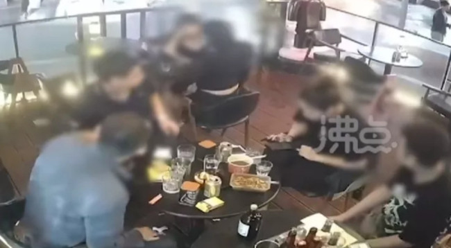 酒吧老板掀桌阻止男子調戲鄰桌女孩，雙方發生肢體沖突！