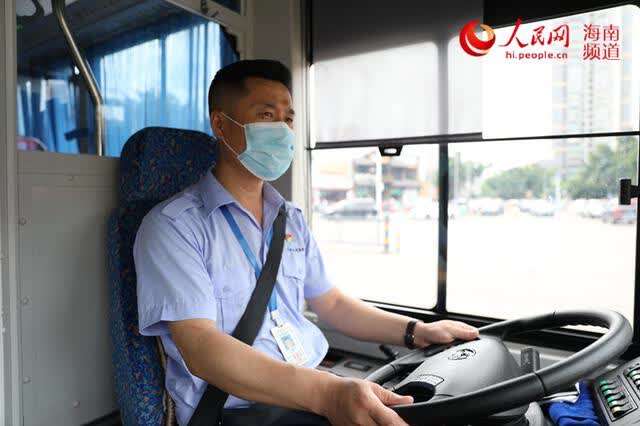公交車啟動太快碾壓下車老人_開車女子下車被車碾壓_老人遭兩車碾壓