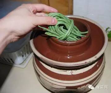 

湖南小姑娘教你如何制作酸豆角的做法！