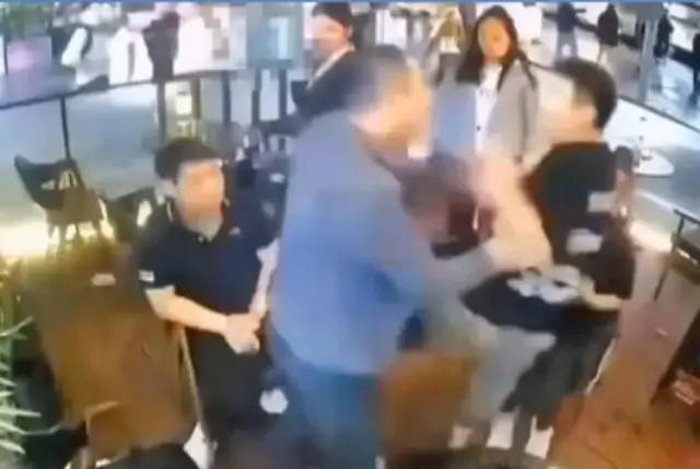 男子酒吧騷擾鄰桌女生 警方回應(yīng)_長沙警方回應(yīng)22歲女生乘網(wǎng)約車失聯(lián)_重慶警方回應(yīng)男子跳橋砸死老人