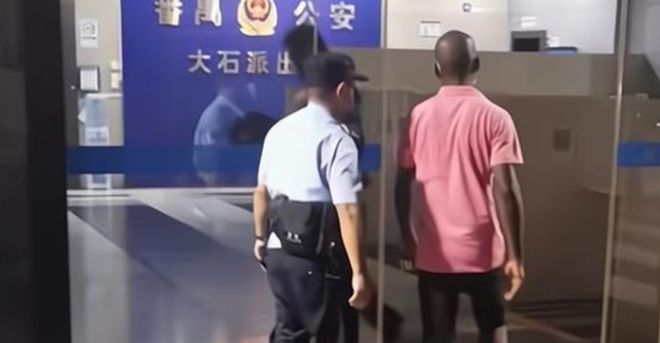 男子酒吧騷擾鄰桌女生 警方回應(yīng)_重慶警方回應(yīng)男子跳橋砸死老人_長沙警方回應(yīng)22歲女生乘網(wǎng)約車失聯(lián)