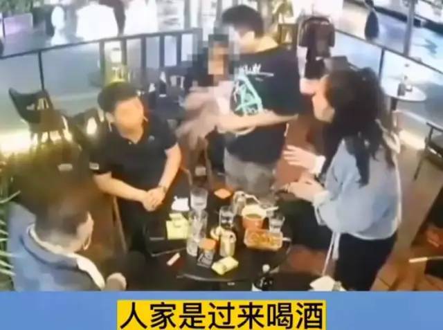 男子酒吧騷擾鄰桌女生 警方回應(yīng)_重慶警方回應(yīng)男子跳橋砸死老人_長沙警方回應(yīng)22歲女生乘網(wǎng)約車失聯(lián)