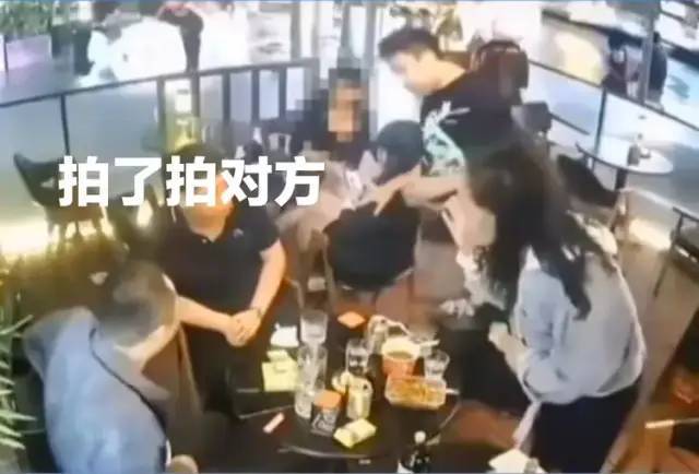 男子酒吧騷擾鄰桌女生 警方回應(yīng)_重慶警方回應(yīng)男子跳橋砸死老人_長沙警方回應(yīng)22歲女生乘網(wǎng)約車失聯(lián)